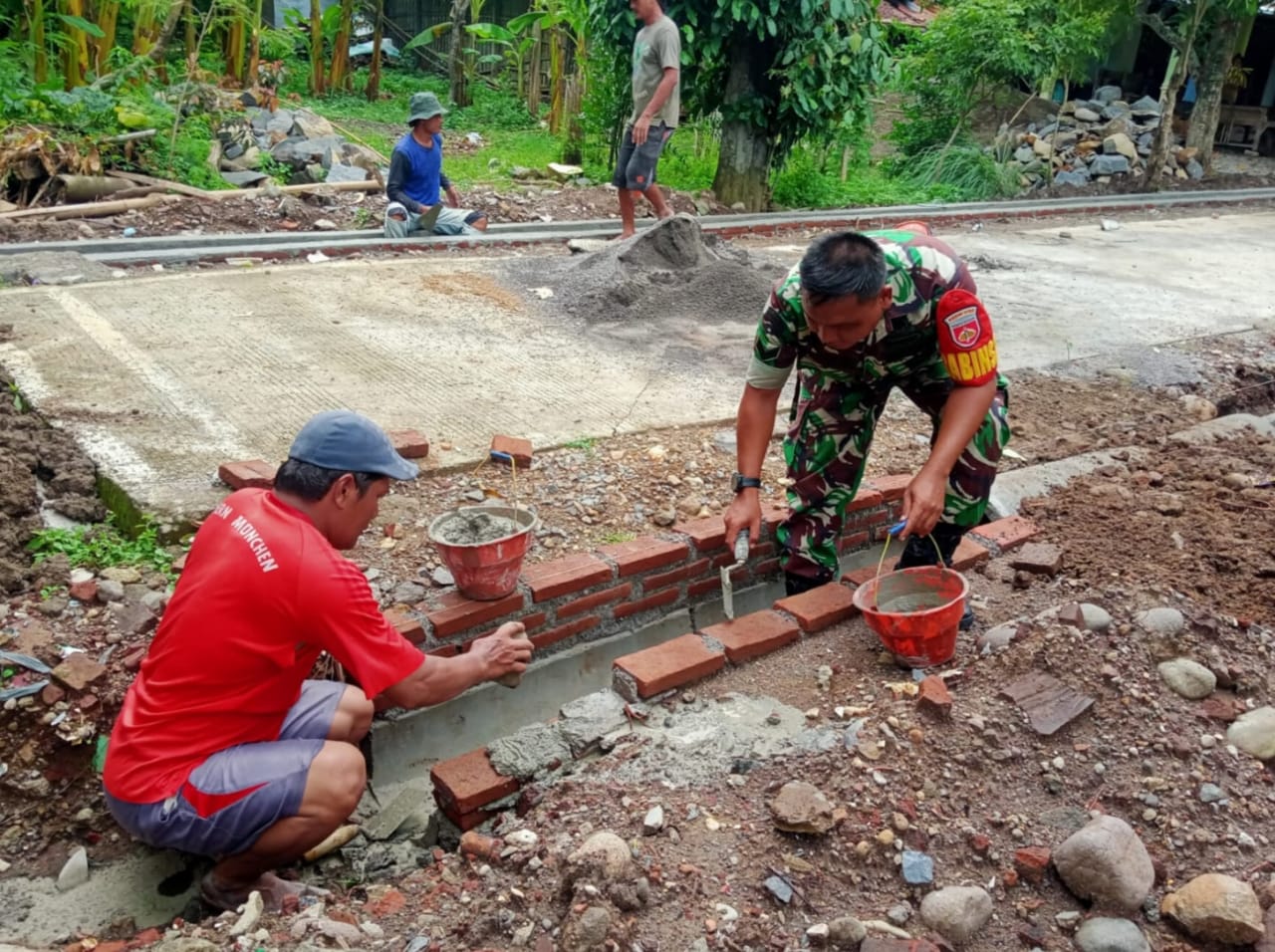 Supodo Bersama Warga, Gotong Royong Bangun Talud Jalan Desa