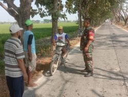 Babinsa Kebonromo Temui Petani di Jalan Pinggiran Sawah, Jalin Silaturahmi dan Dengar Keluh Kesah