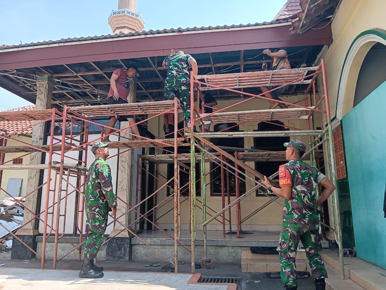 Semangat, Babinsa Karangmalang Bantu Pembangunan Masjid