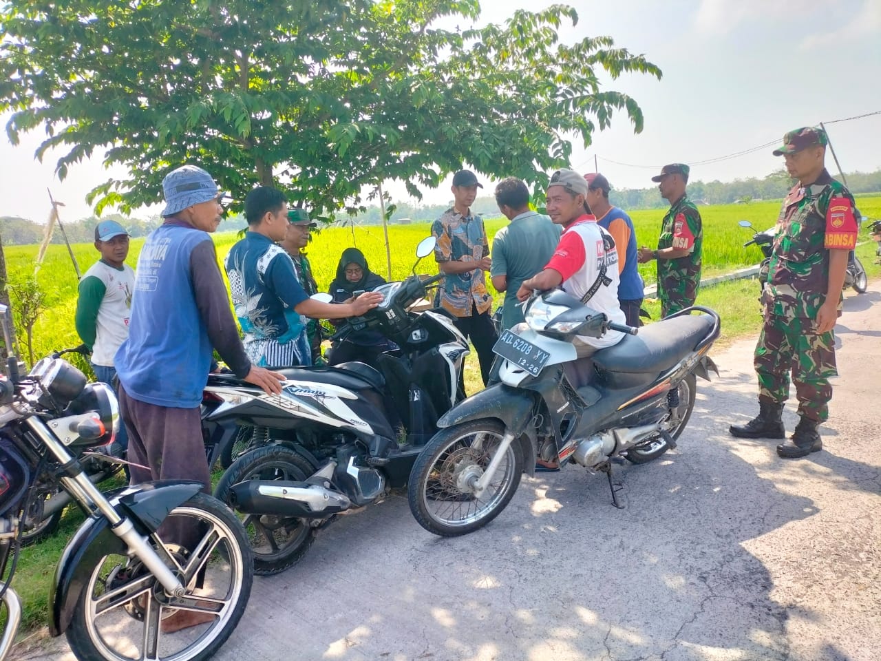 Anggota Koramil Sukodono dan Petani Berdiskusi Hangat, Bahas Perkembangan Padi dan Tantangan Masa Panen