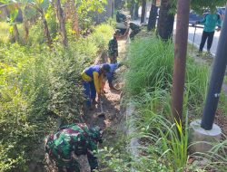 Danramil 01/Sragen Pimpin  Gotong Royong Pembersihan Selokan, Cegah Genangan Air