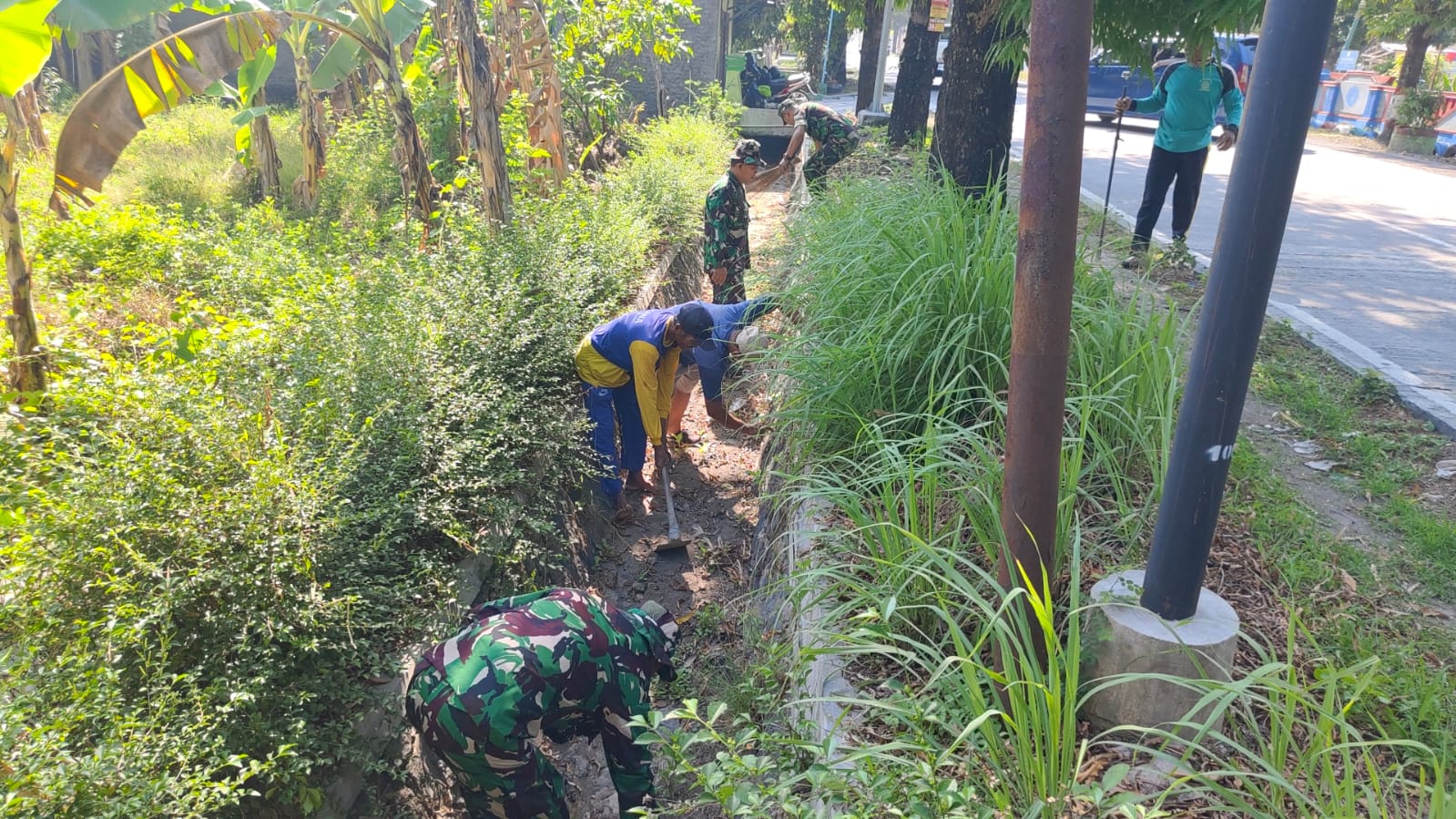 Danramil 01/Sragen Pimpin  Gotong Royong Pembersihan Selokan, Cegah Genangan Air