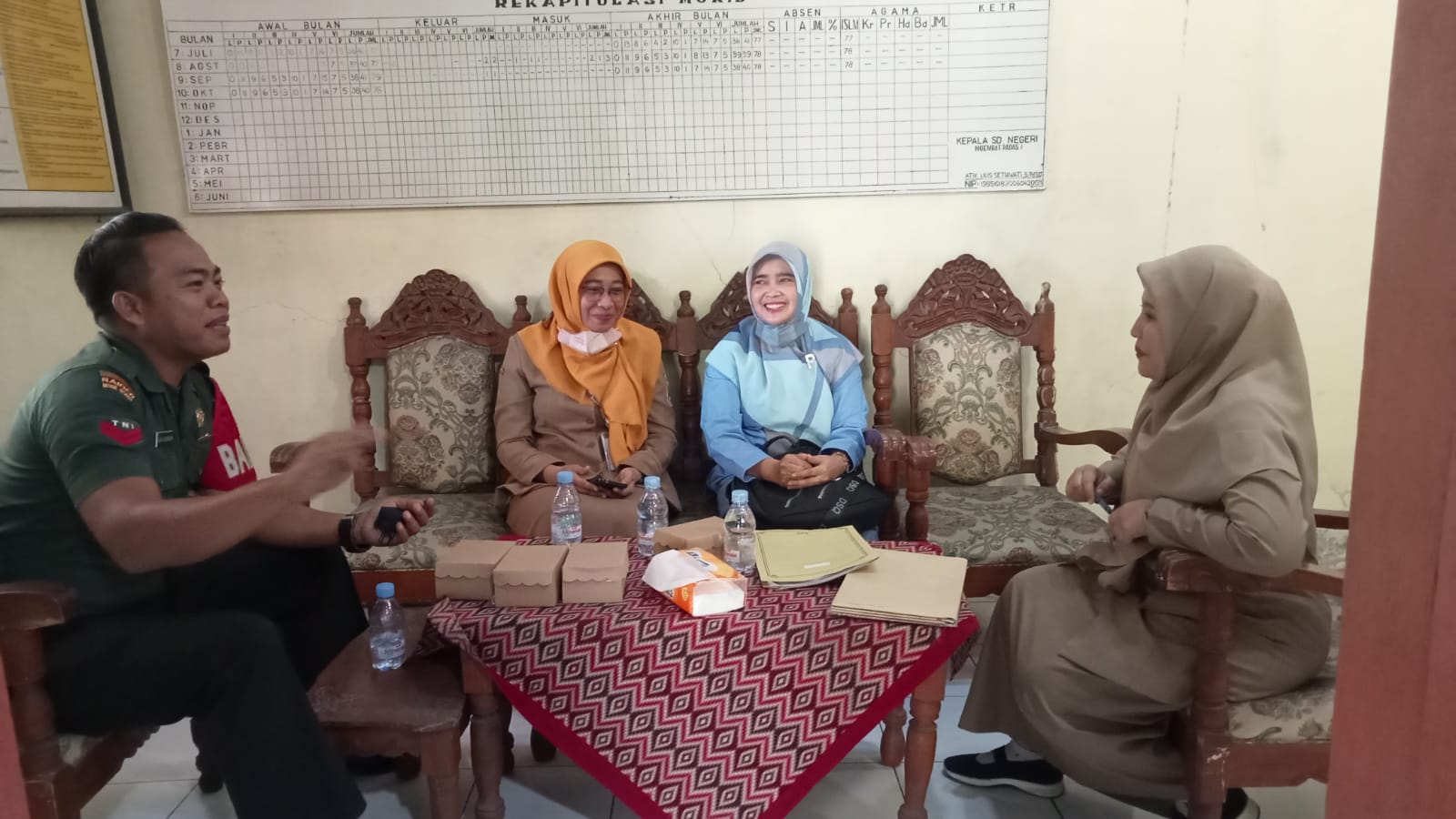 Babinsa Berkoordinasi dengan Guru SDN 3 Ngembat Padas Guna  Membangun Generasi Muda yang Berakhlak