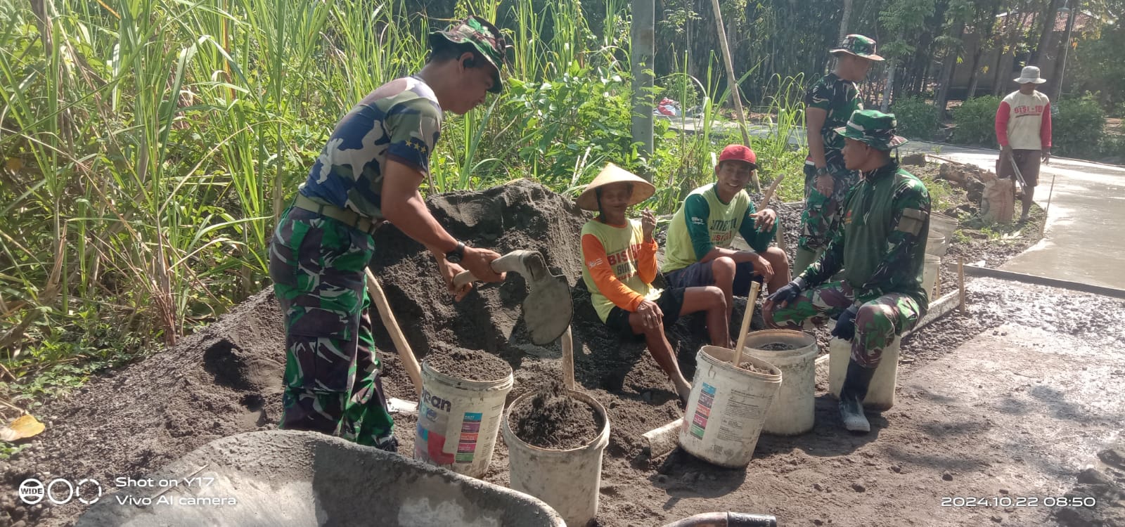 Pelda Darto Turut  Bangun Talud Untuk Cegah Tanah Longsor