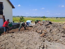 Babinsa Berikan Uluran Tangan, Bantu Ratakan Tanah untuk Pembangunan Rumah Warga