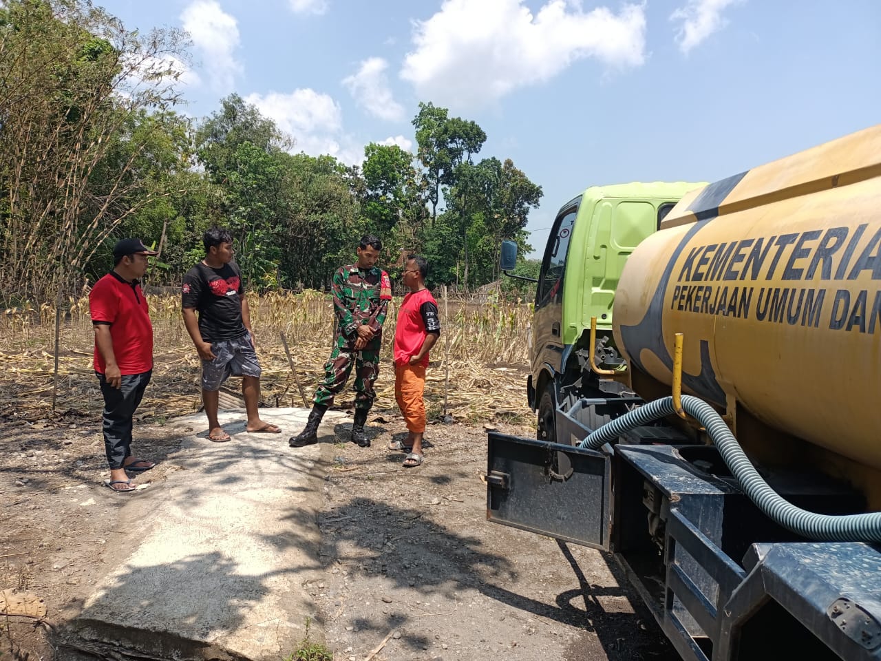 Babinsa dan BPBD Bekerjasama, Sediakan Air Bersih untuk Warga Terdampak Kekeringan