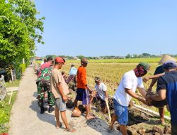 Danramil Karangmalang dan Warga Dukuh Jaten  Guyub Bangun Talud Jalan Kampung