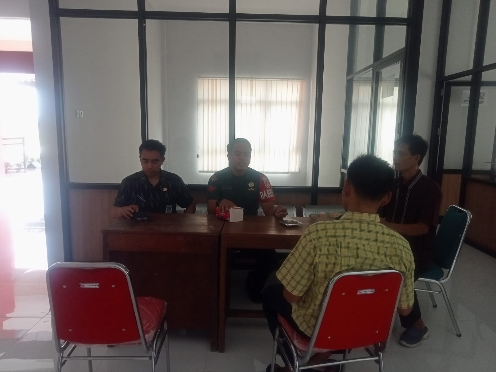 Babinsa Dekati Perangkat Desa, Jalin Sinergi untuk Wujudkan Kerjasama Yang Solid