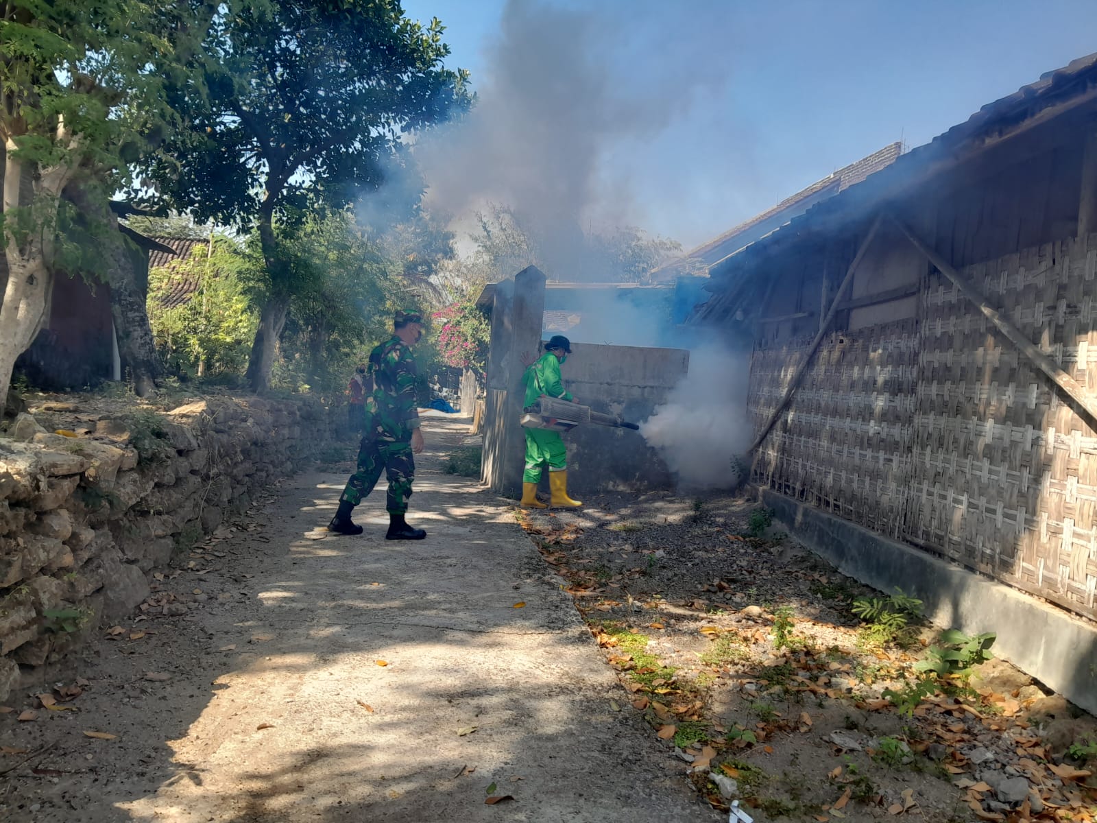 Babinsa Bantu Fogging, Cegah DBD
