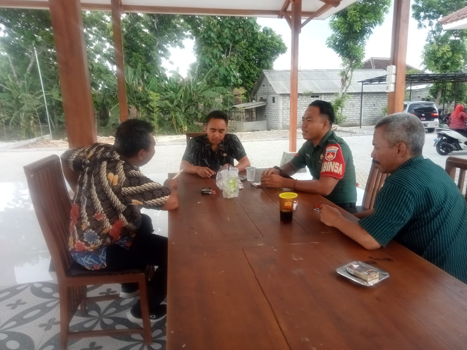 Babinsa Ngopi Bareng Warga, Jalin Keakraban dan Dengar Aspirasi di Warung Kopi