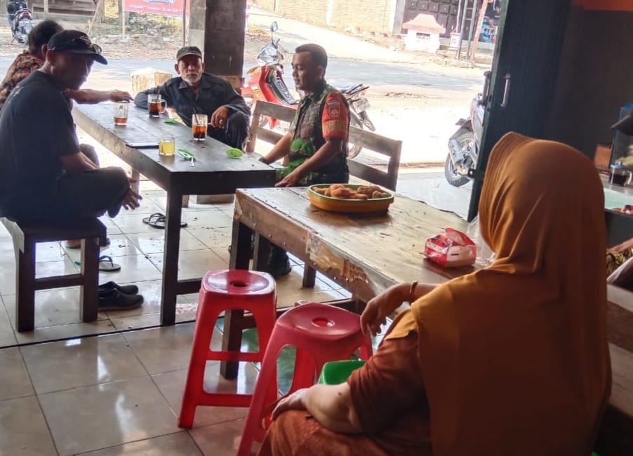 Babinsa Jalin Komunikasi Rutin dengan Warga, Jaga Keharmonisan Desa