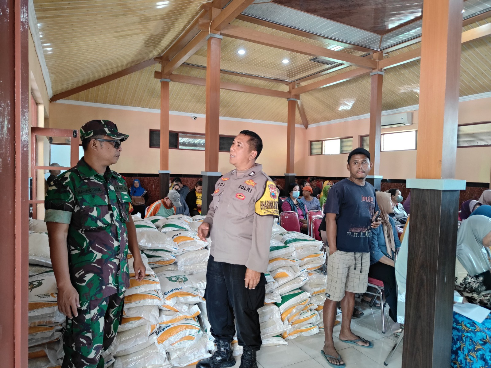 Babinsa Plumbungan Awasi Penyaluran Bantuan Cadangan Pangan Pemerintah (CPP), Pastikan Tepat Sasaran dan Transparan