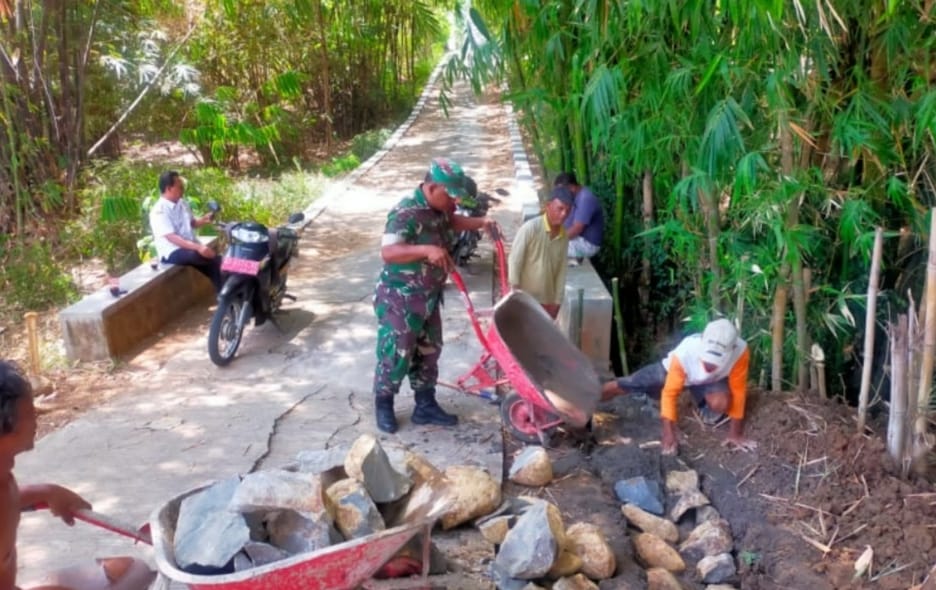 Babinsa dan Warga Bersatu Padu, Gotong Royong Bangun Talud