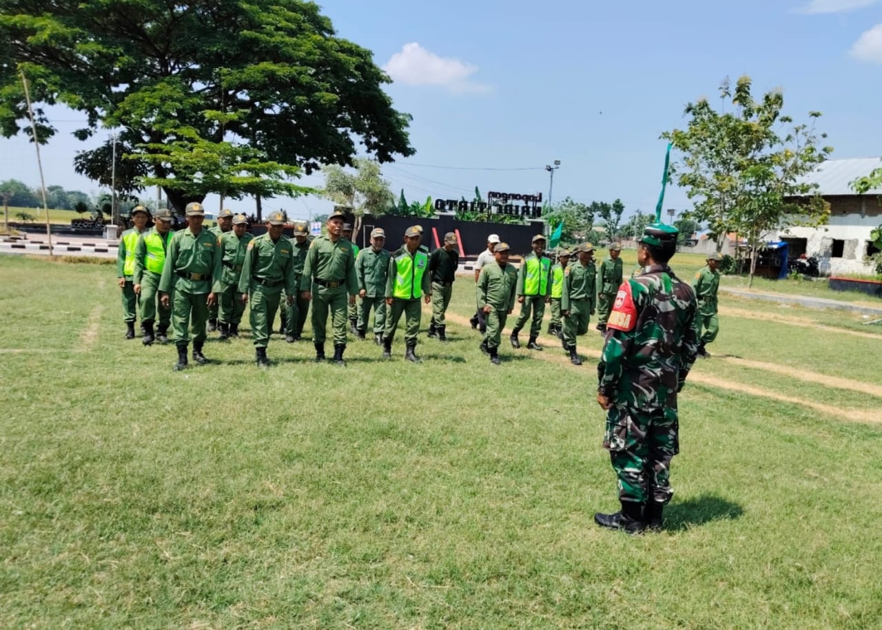 Babinsa Kedungupit Berperan Aktif dalam Pembinaan Linmas untuk Meningkatkan Keamanan dan Ketertiban Desa