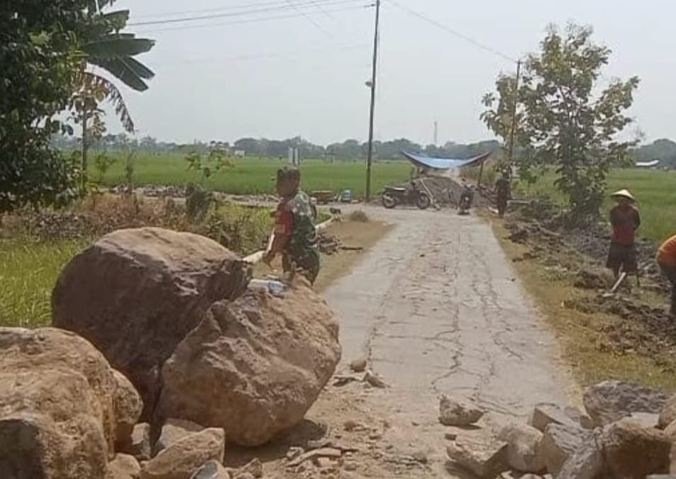 Babinsa Bersama Warga  Bangun Talud Irigasi, Wujudkan Ketahanan Pangan di Desa