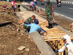 Babinsa Berperan Aktif dalam Pembangunan Talud Jalan Utama, Wujudkan Transportasi  yang Lancar