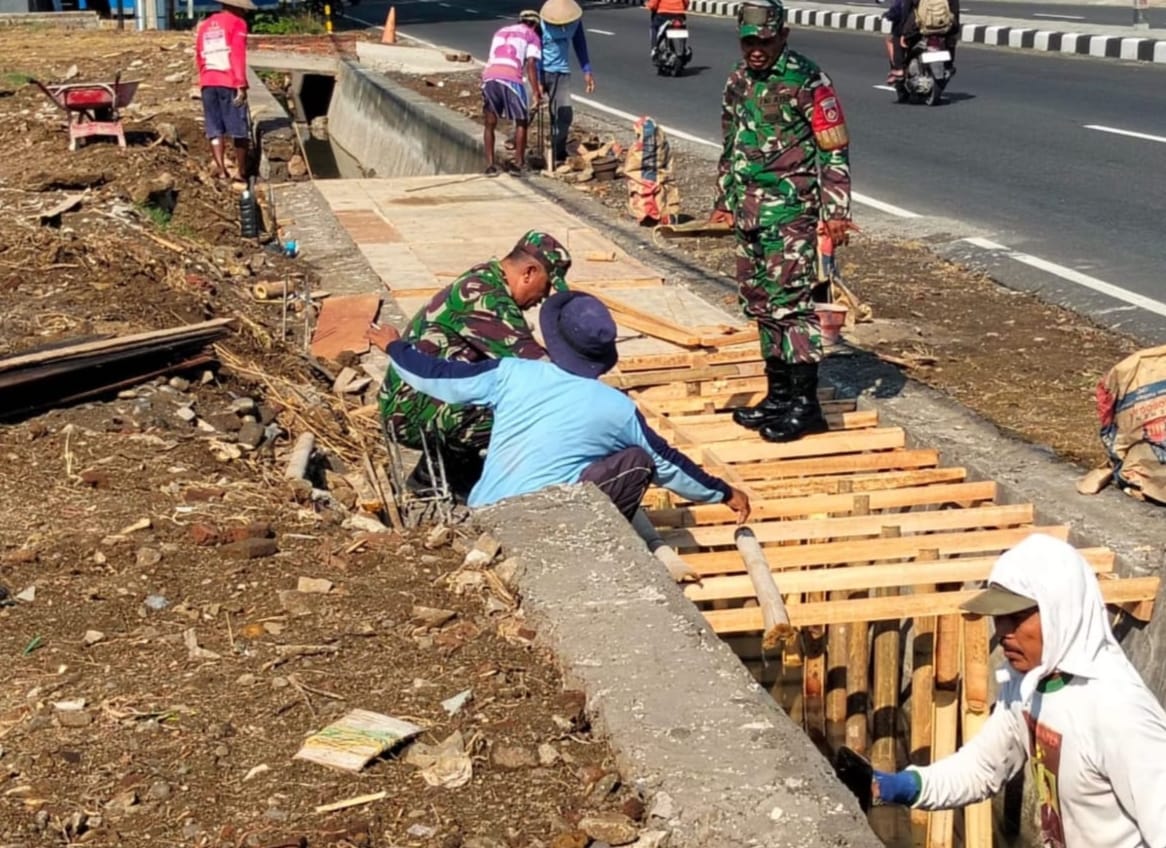 Babinsa Berperan Aktif dalam Pembangunan Talud Jalan Utama, Wujudkan Transportasi  yang Lancar