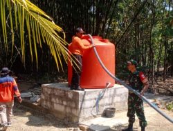 Babinsa Bantu Droping Air Bersih, Warga Desa Poleng Terbebas dari Kekeringan