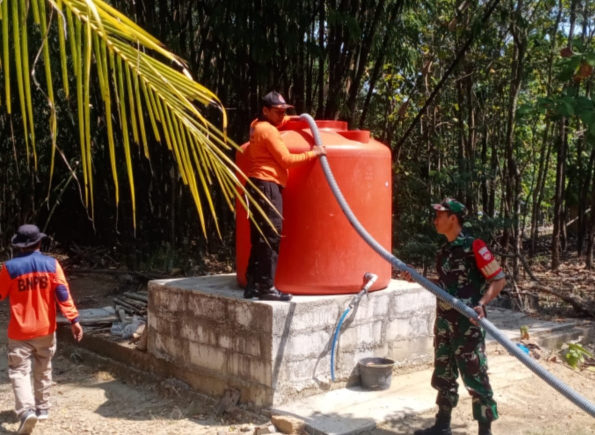 Babinsa Bantu Droping Air Bersih, Warga Desa Poleng Terbebas dari Kekeringan