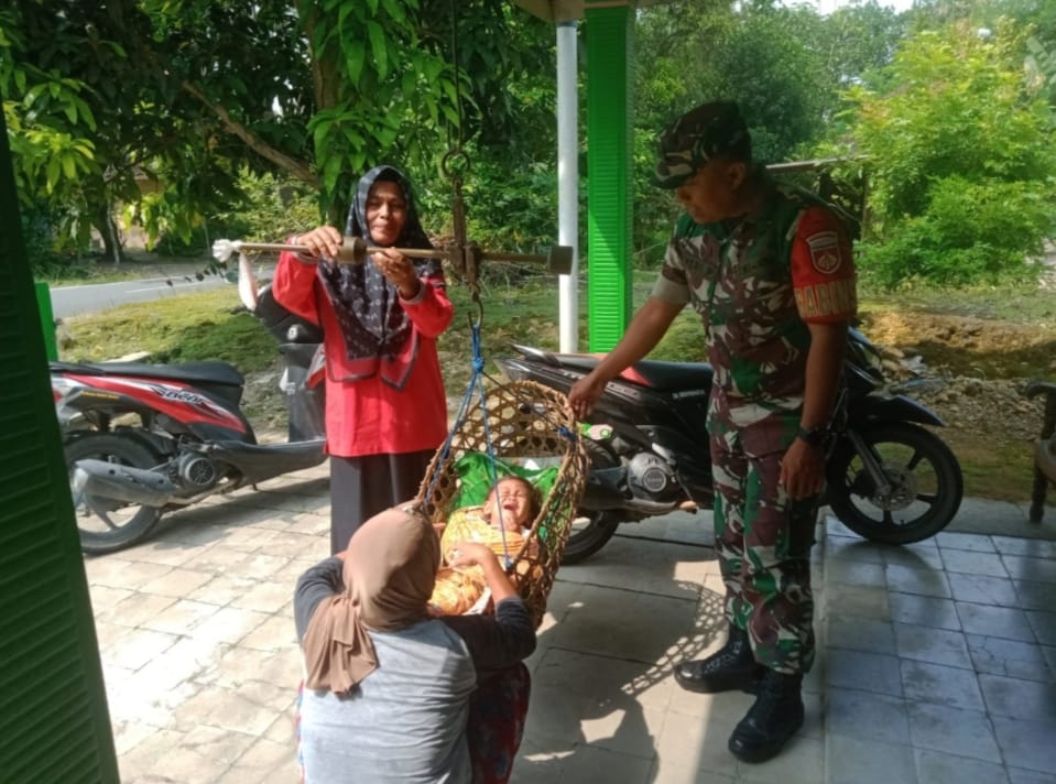 Babinsa Dampingi Timbangan Balita, Wujud Kepedulian Terhadap Generasi Muda