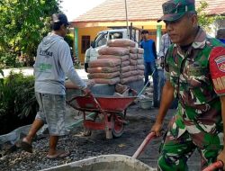 Demi Kelancaran Akses, Pelda Thoyibi  Ikut Kerja Bakti Cor Jalan