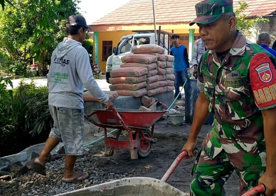 Demi Kelancaran Akses, Pelda Thoyibi  Ikut Kerja Bakti Cor Jalan