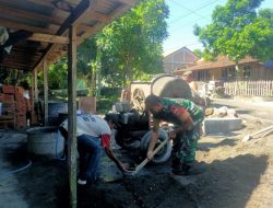 Babinsa Berikan Sentuhan Kemanusiaan, Bantu Rehab Rumah Suratno