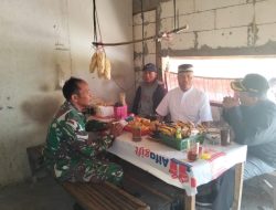 Babinsa Membaur Dengan Warga, Komsos di Warung Mie Ayam