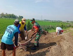 Babinsa Berjibaku di Jalan, Bantu Warga Pengurukan Jalan Demi Kelancaran Akses