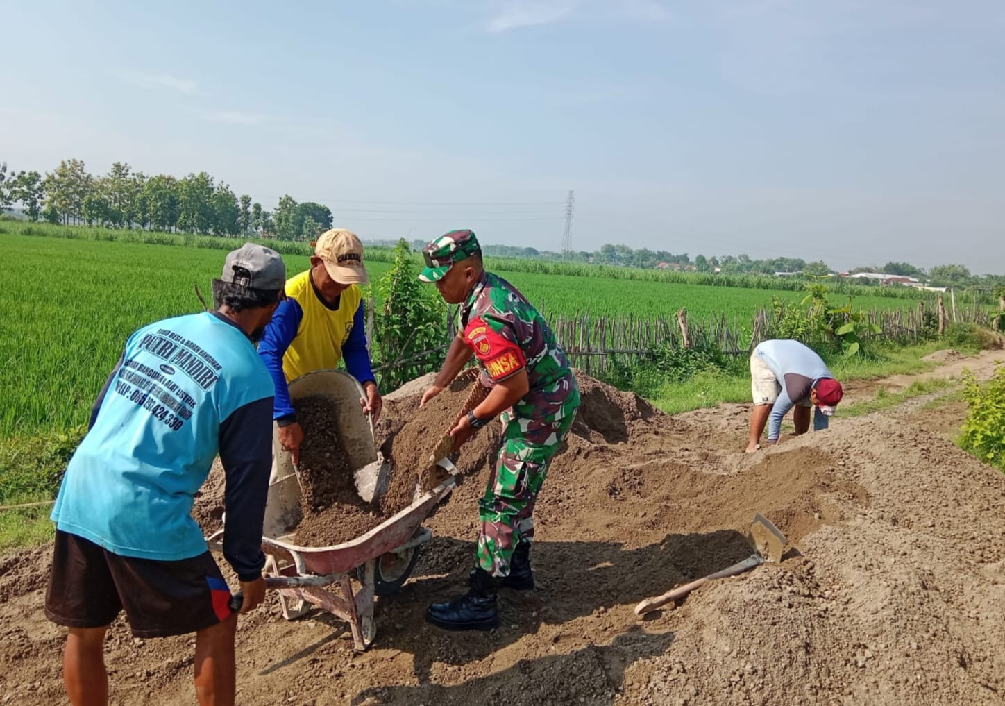 Babinsa Berjibaku di Jalan, Bantu Warga Pengurukan Jalan Demi Kelancaran Akses