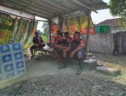 Babinsa Tak Sungkan Duduk Bareng Warganya, Jalin Keakraban dan Dengarkan Keluh Kesah