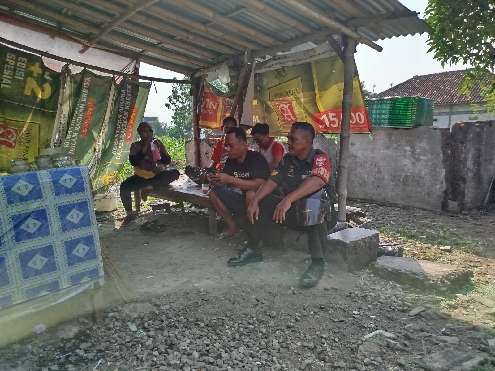 Babinsa Tak Sungkan Duduk Bareng Warganya, Jalin Keakraban dan Dengarkan Keluh Kesah