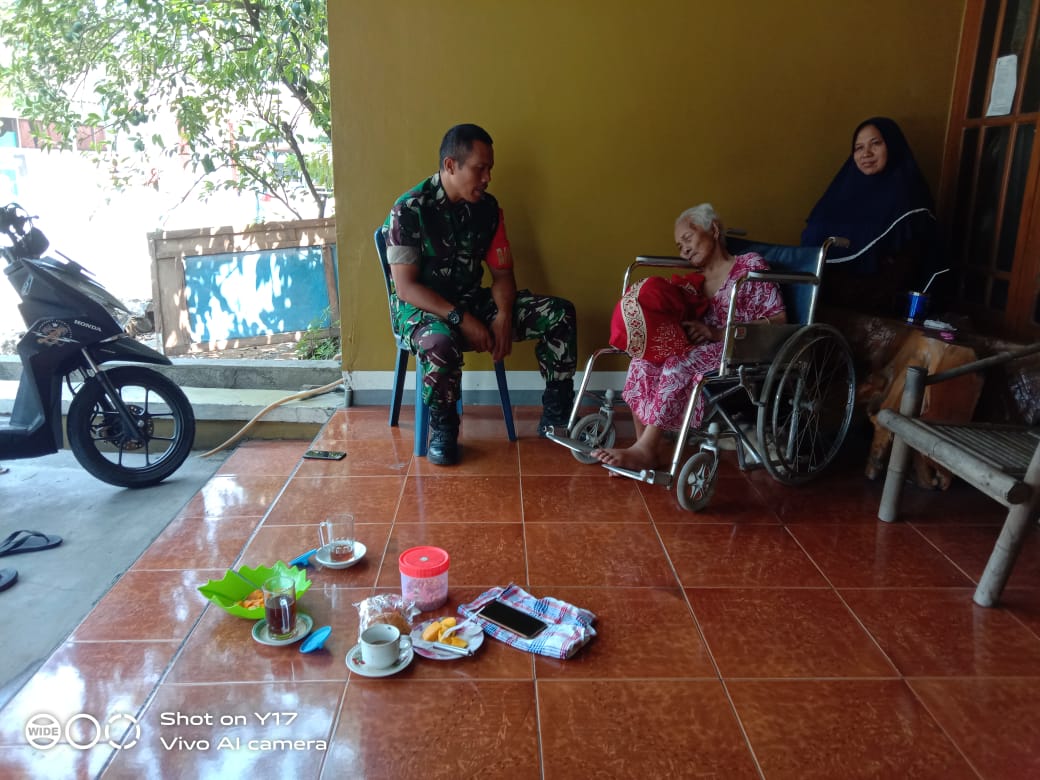 Babinsa Peduli, Bezuk Warga yang Sakit