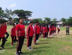 Babinsa Berikan Pelatihan Baris Berbaris, Tingkatkan Kedisiplinan dan Semangat Generasi Muda
