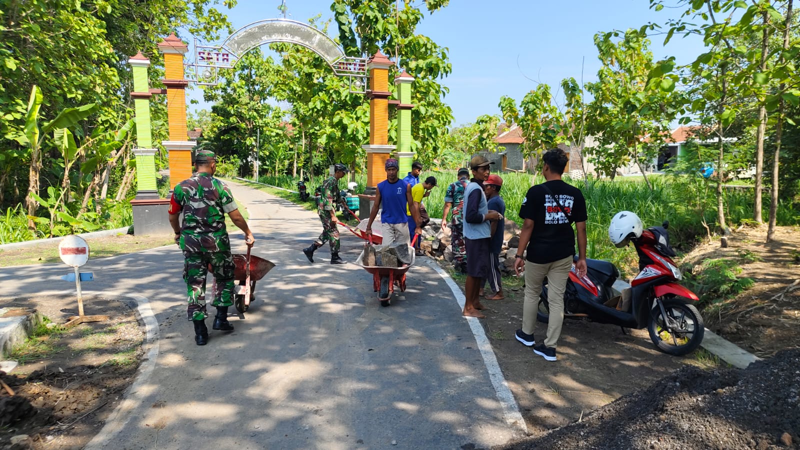 Danramil dan Babinsa Bergotong Royong Bangun Talud, Menyatukan Tenaga untuk Kemanfaatan Bersama
