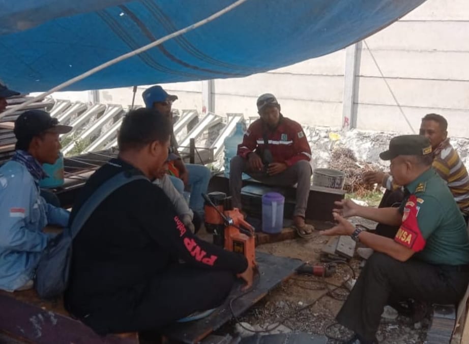 Babinsa Jalin Komunikasi Intens dengan Unsur Warga, Jaga Keakraban dan Keamanan