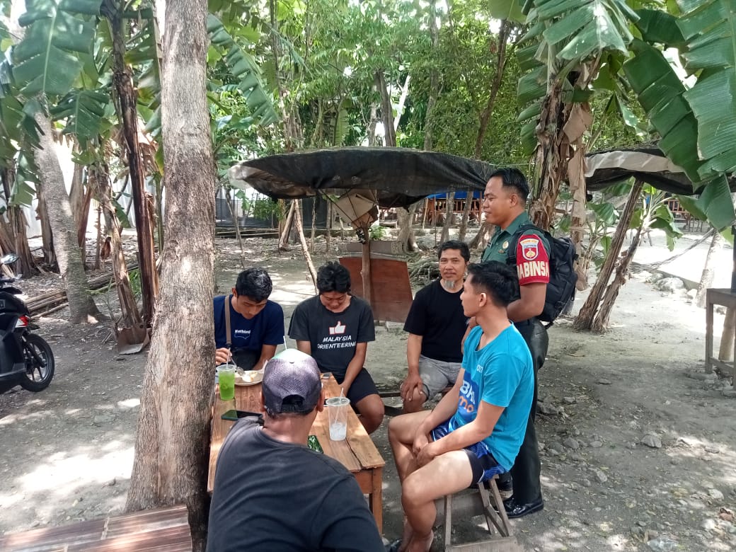 Babinsa Berpesan kepada Pemuda Desa: Jadilah Generasi Penerus yang Berakhlak Mulia dan Berprestasi