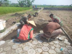 Sertu Heriyanto Berikan Sentuhan Nyata, Bantu Masyarakat Pasang Paving Blok Jalan
