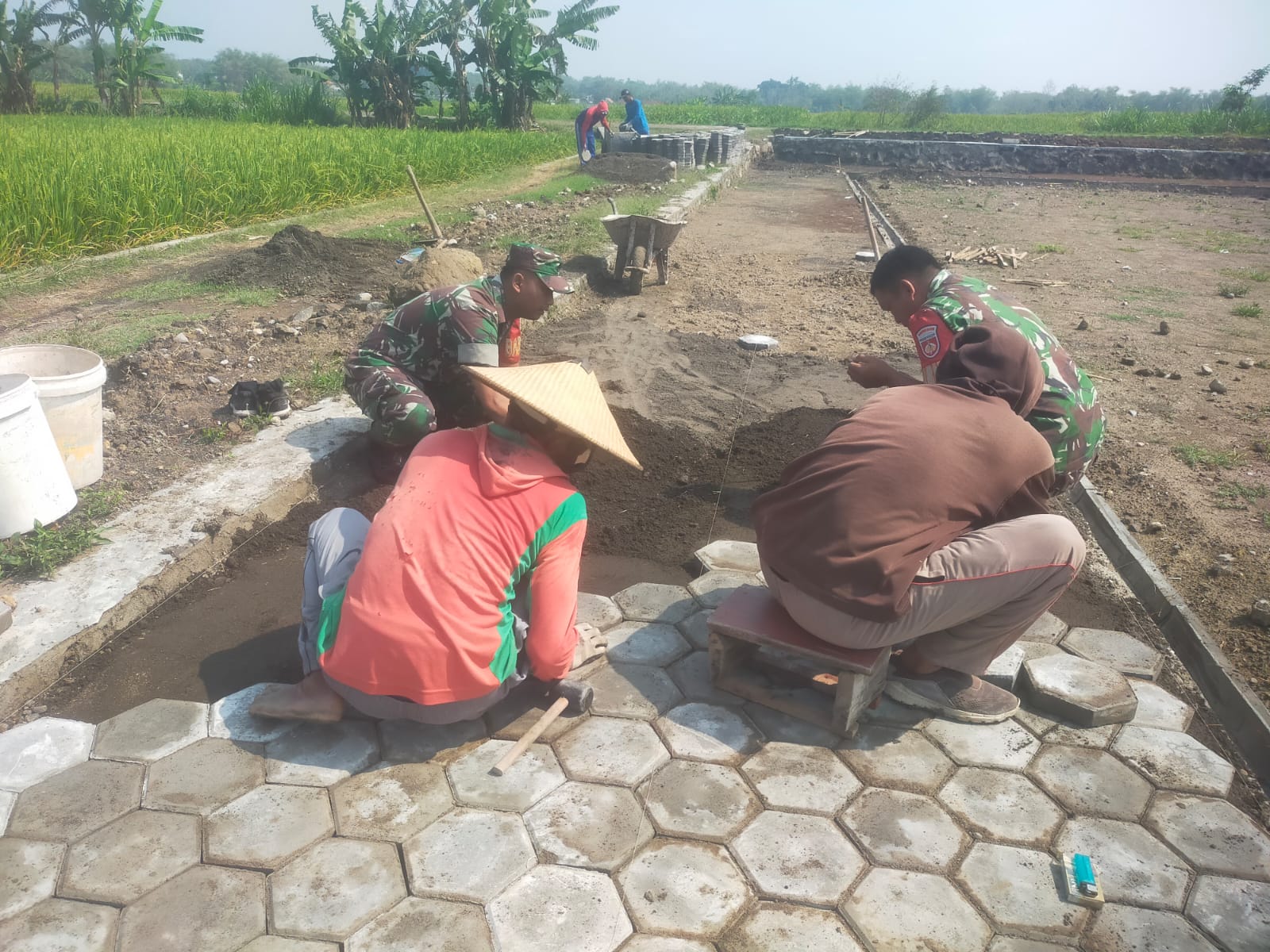 Sertu Heriyanto Berikan Sentuhan Nyata, Bantu Masyarakat Pasang Paving Blok Jalan