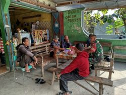 Babinsa Berbagi Senyum dan Sapa, Kunjungi Warga yang Sedang Makan di Warung Sederhana
