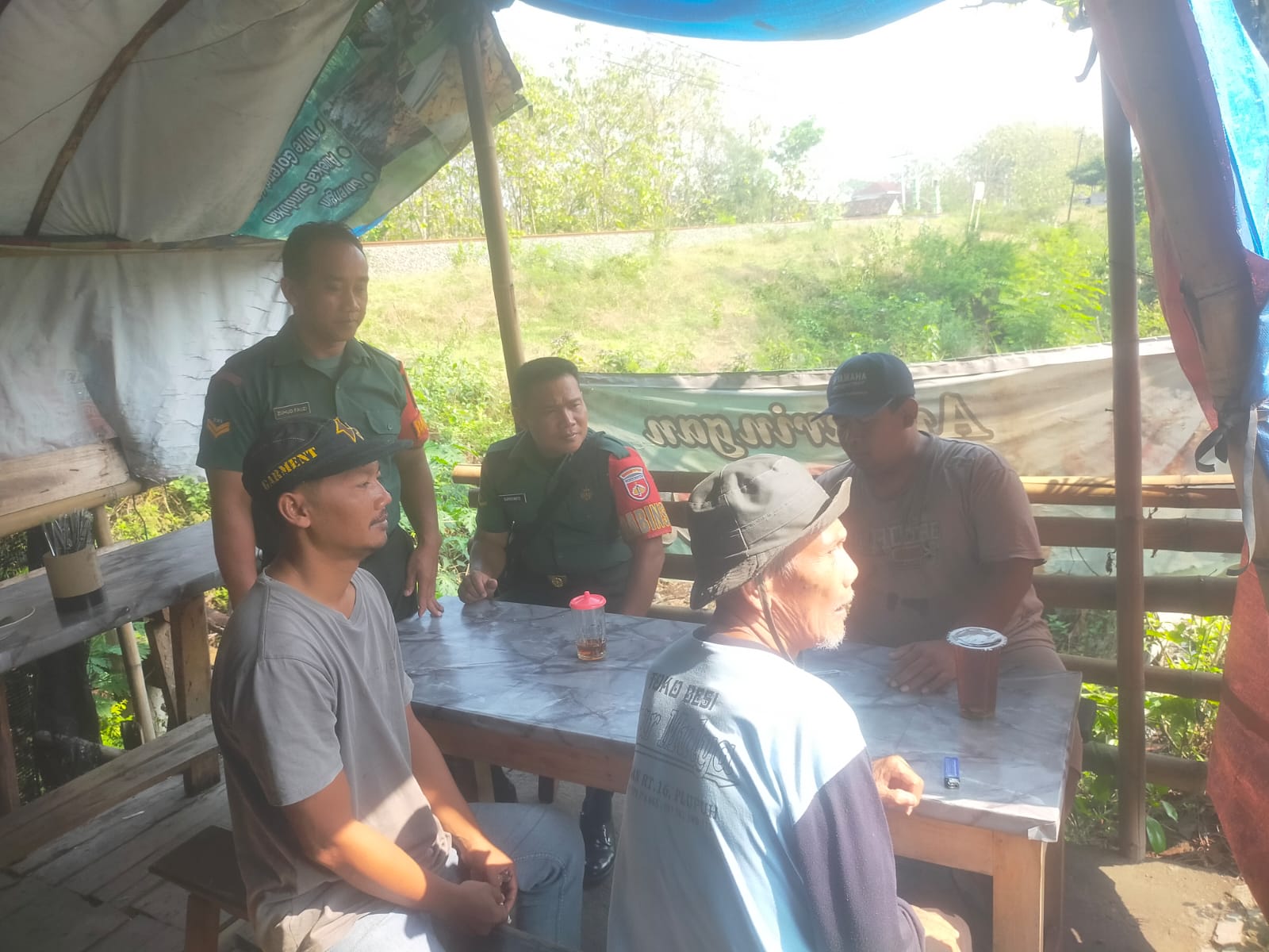 Babinsa  Kunjungi Warung Hik, Jalin Silaturahmi dan Dengar Keluh Kesah Warga