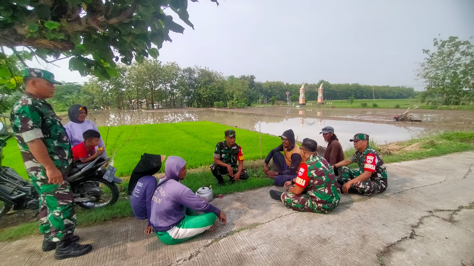 Sertu Eko Dekati Petani, Tanyakan Hasil Panen dan Berikan Solusi