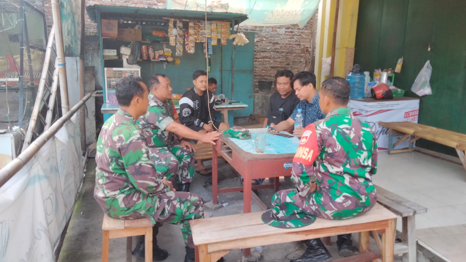 Warung Makan Parni Dijadikan Babinsa Sebagai Sarana Komunikasi