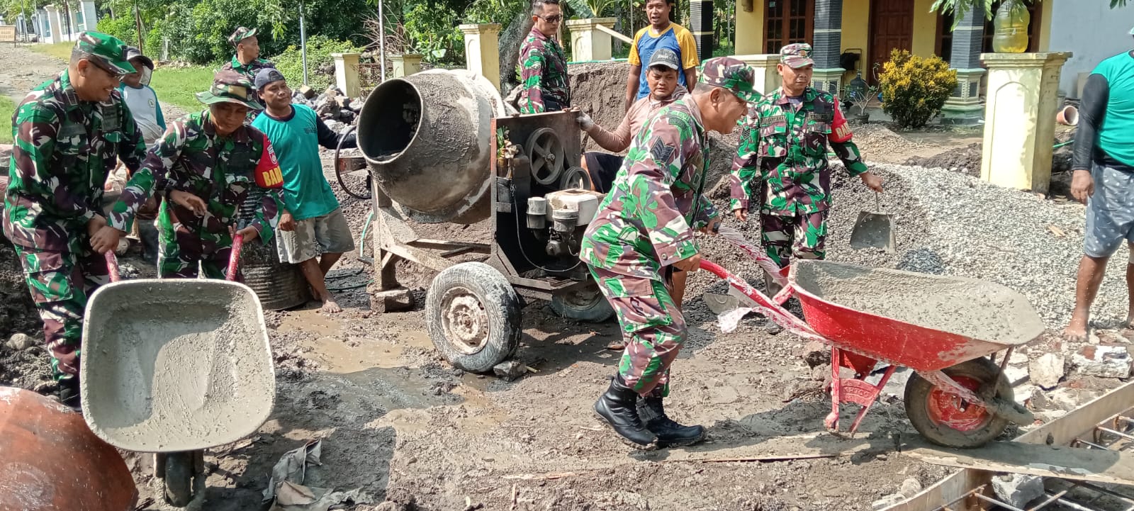 Danramil dan Anggota  Bangun Jembatan Penghubung Antar Desa, Membuka Akses dan Mempererat Silaturahmi