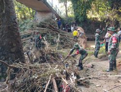 Sertu Budi Pimpin Pembersihan Sungai dari Sampah dan Bambu Menumpuk