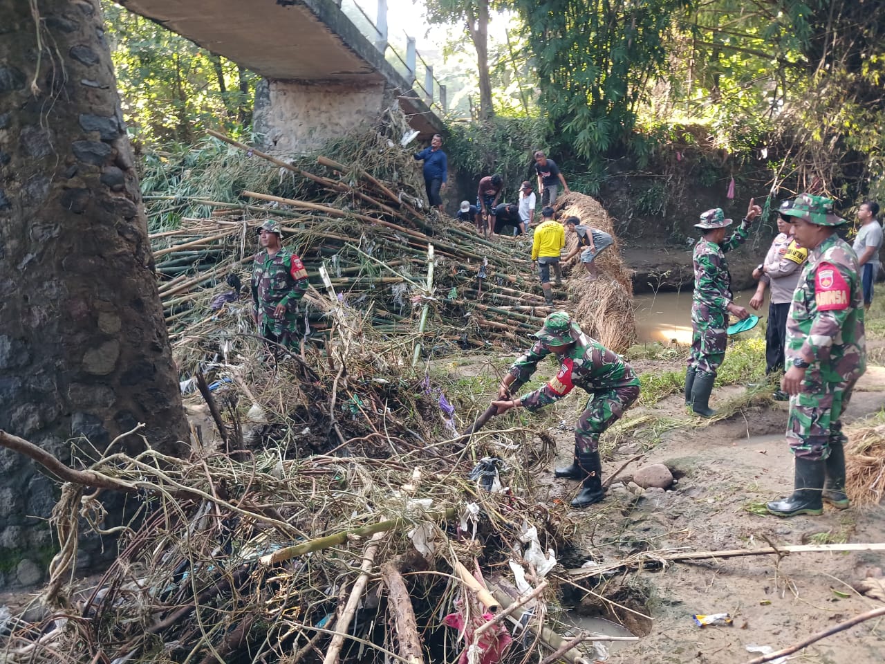 Sertu Budi Pimpin Pembersihan Sungai dari Sampah dan Bambu Menumpuk