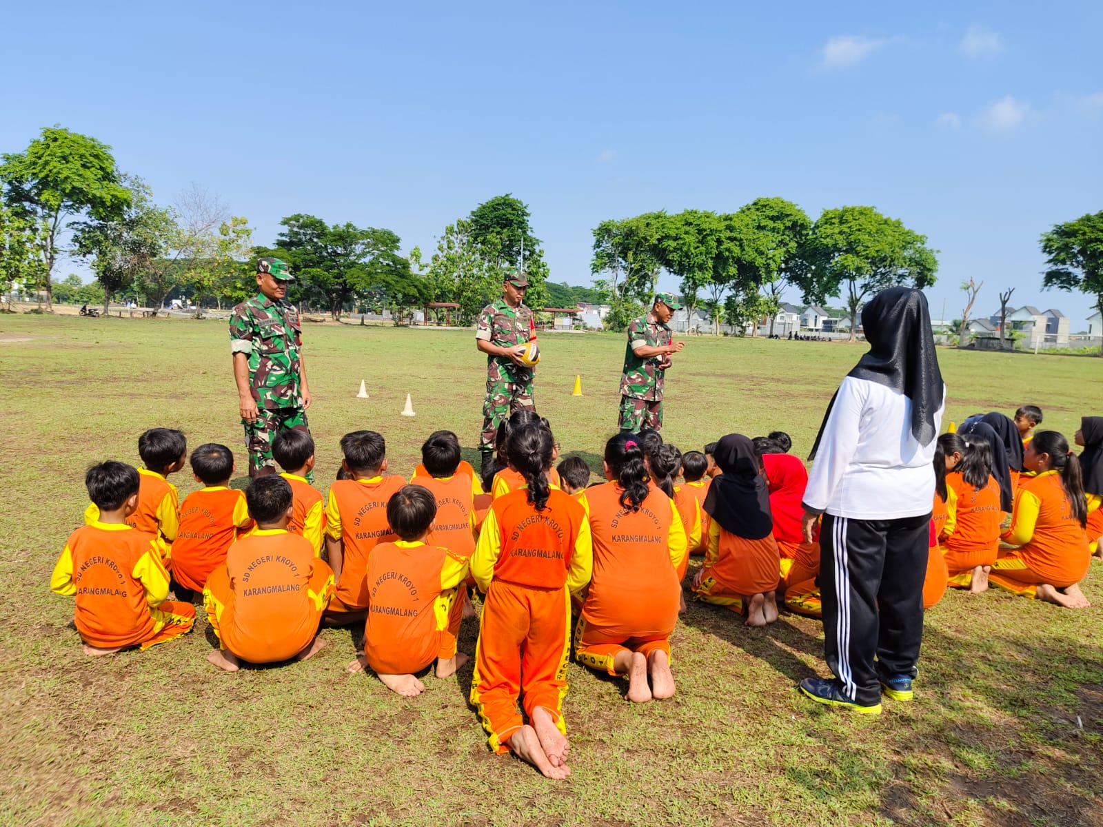 Babinsa Jurangjero Tanamkan Cinta Tanah Air pada Siswa SD melalui Kegiatan Edukatif