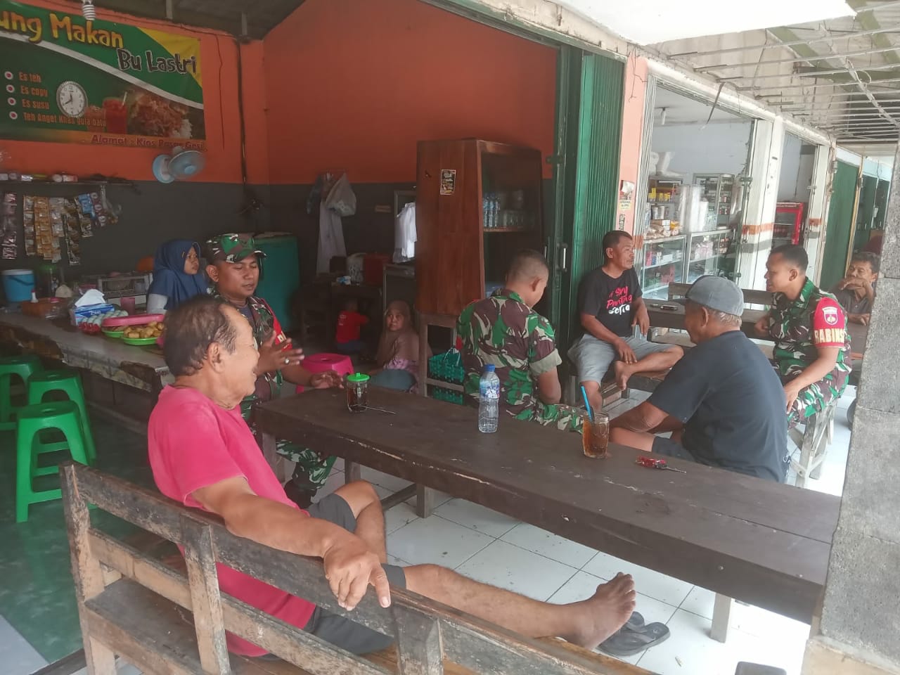 Babinsa Jalin Komunikasi di Warung Makan, Secangkir Kopi, Sejuta Informasi