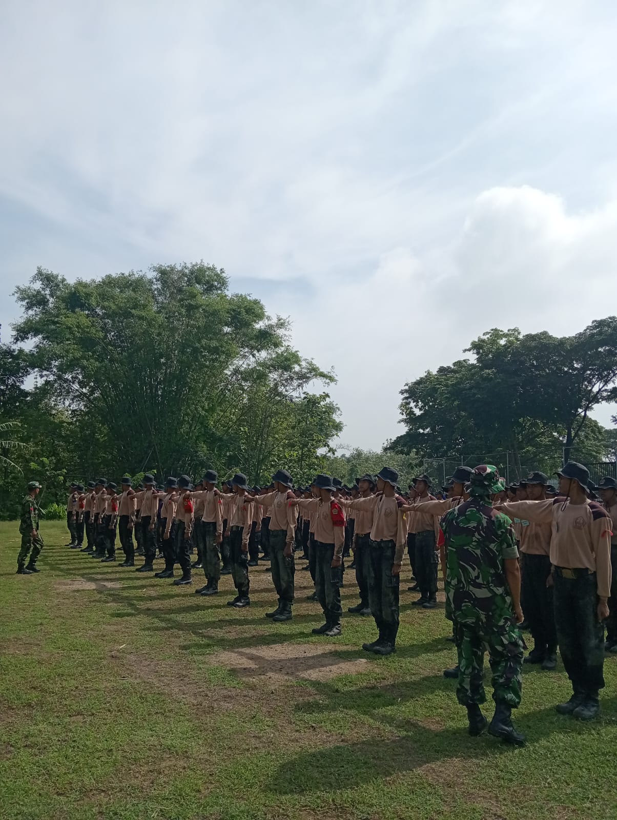 Babinsa Bekali Siswa SMK Sakti gemolong Dengan Disiplin dan Kekompakan