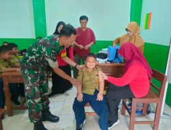 Sertu Mawan  Dampingi Imunisasi, Anak Tetap Tenang dan Sehat